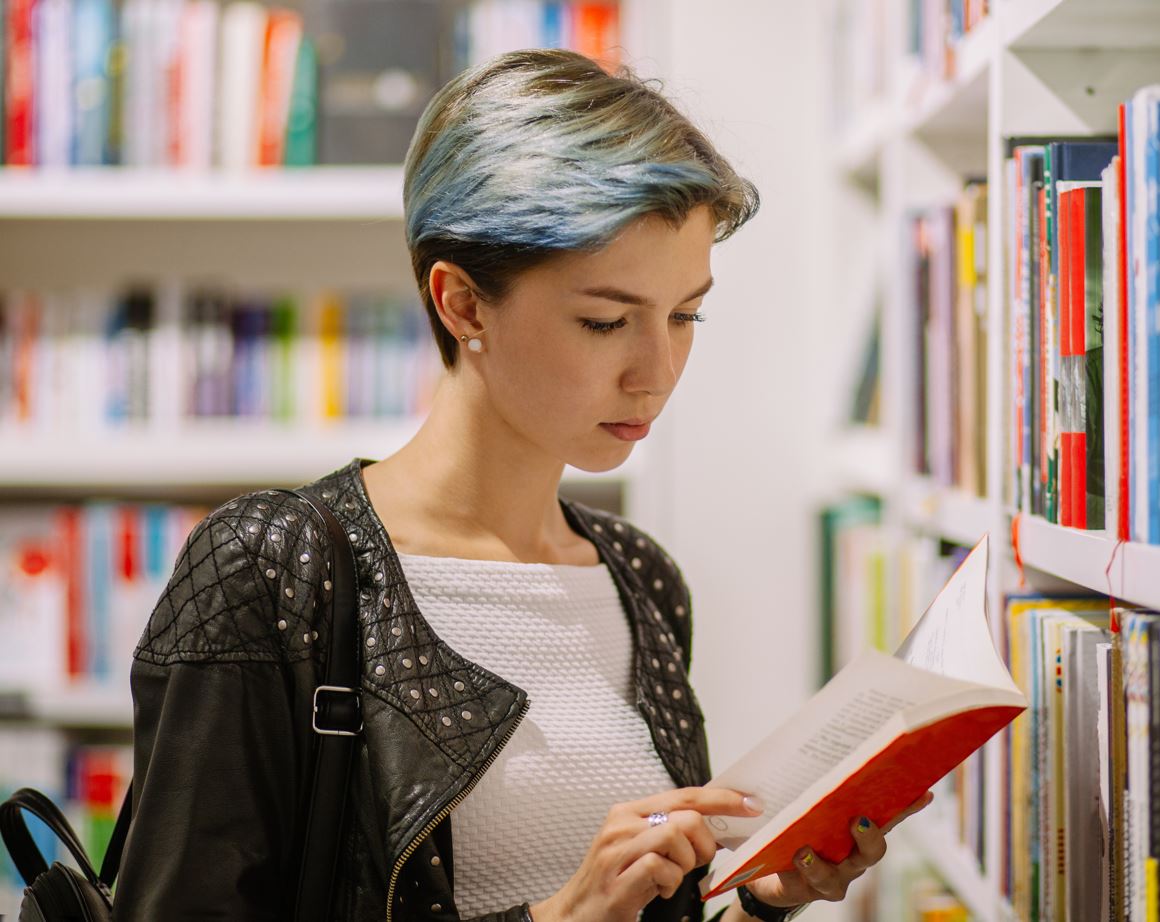 aluna lendo livro de filosofia