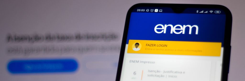 celular com tela com app do enem