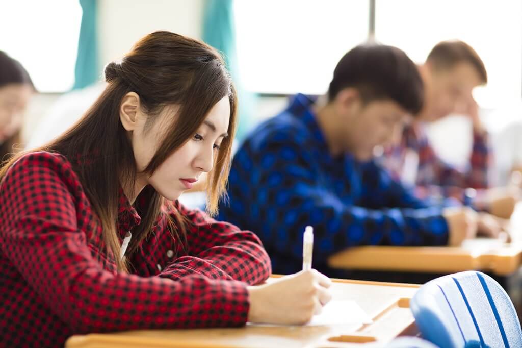 alunos fazendo simulado em sala de aula