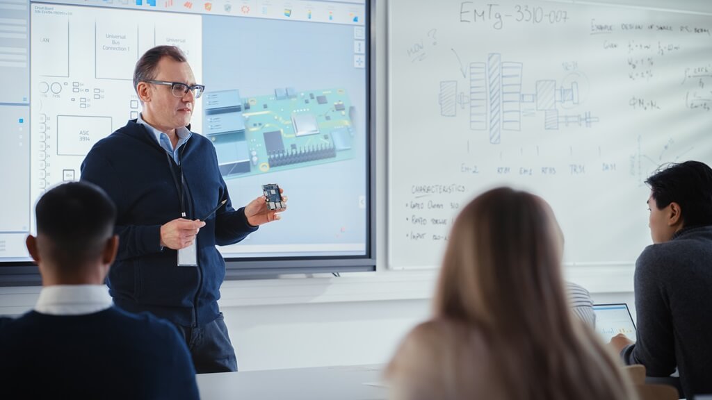 professor dando aula em universidade