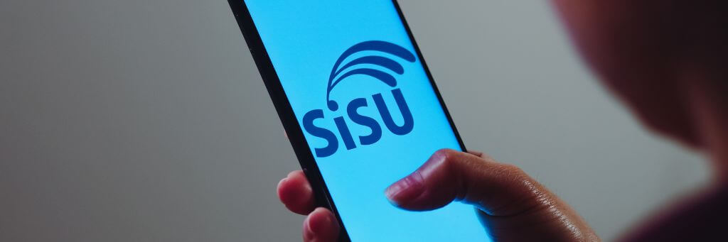 pessoa mexendo em celular com app do sisu