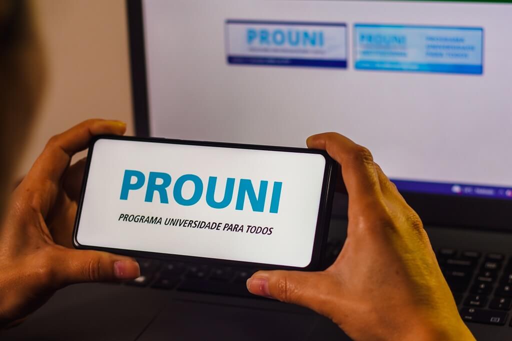 pessoa com celular no app do prouni
