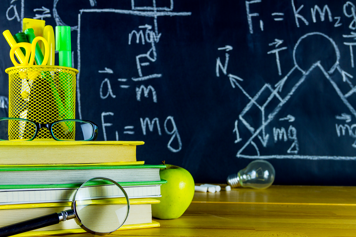 quadro escolar com matéria de física. Vestibular ita.