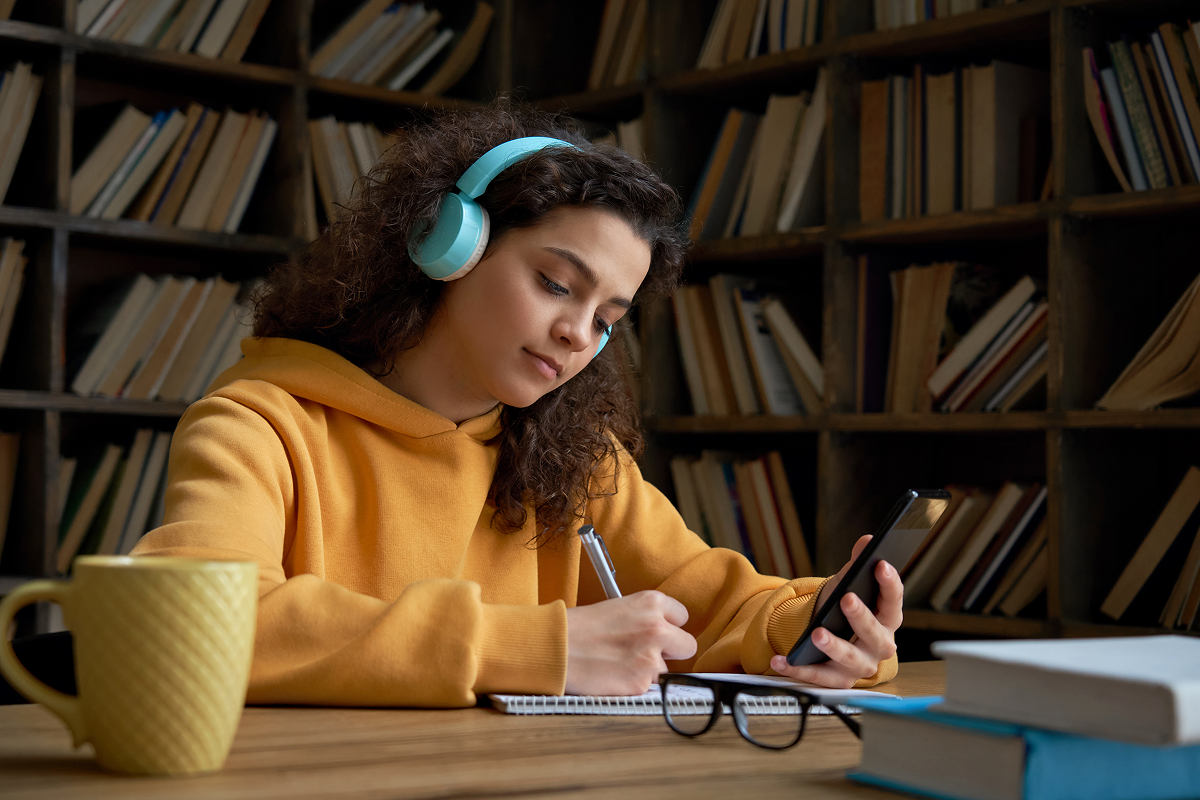 Jovem estudando em biblioteca