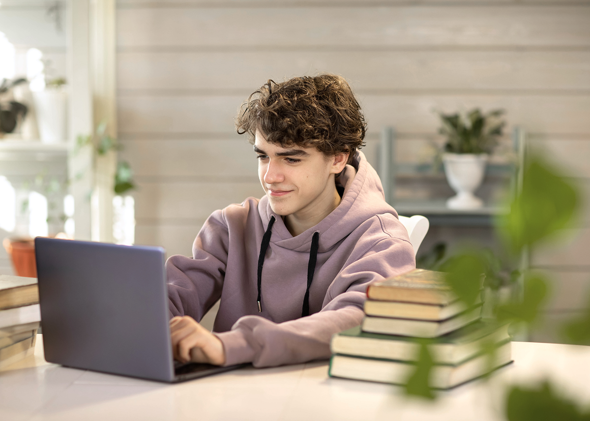 Jovem no computador
