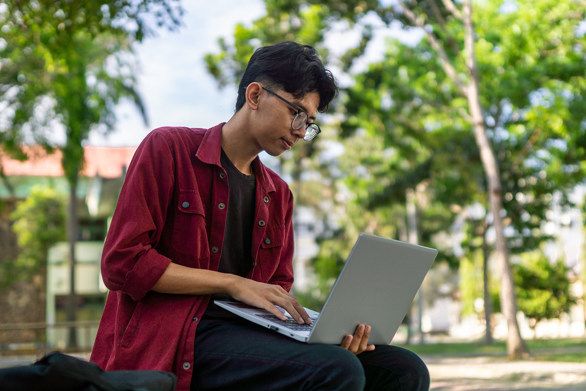 Jovem fazendo inscrição para o Fuvest no computador.