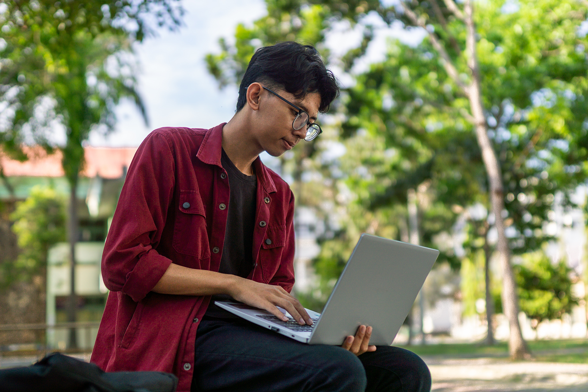 jovem fazendo inscrição para o vestibular ita no computador.