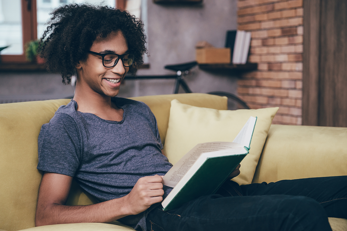 jovem lendo e estudando para o vestibular ita