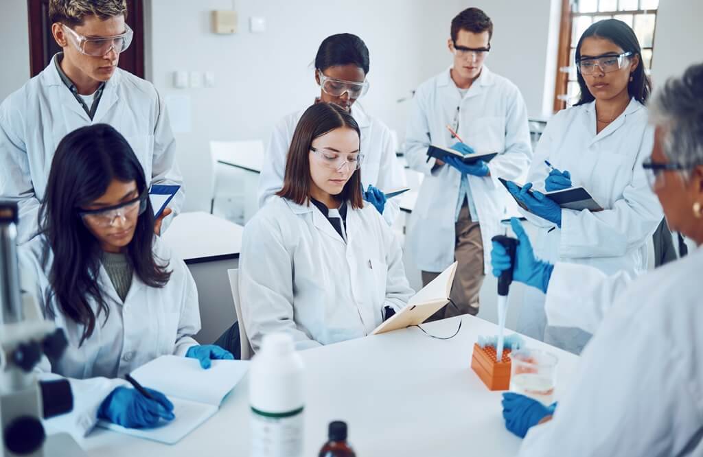 estudantes em laboratório