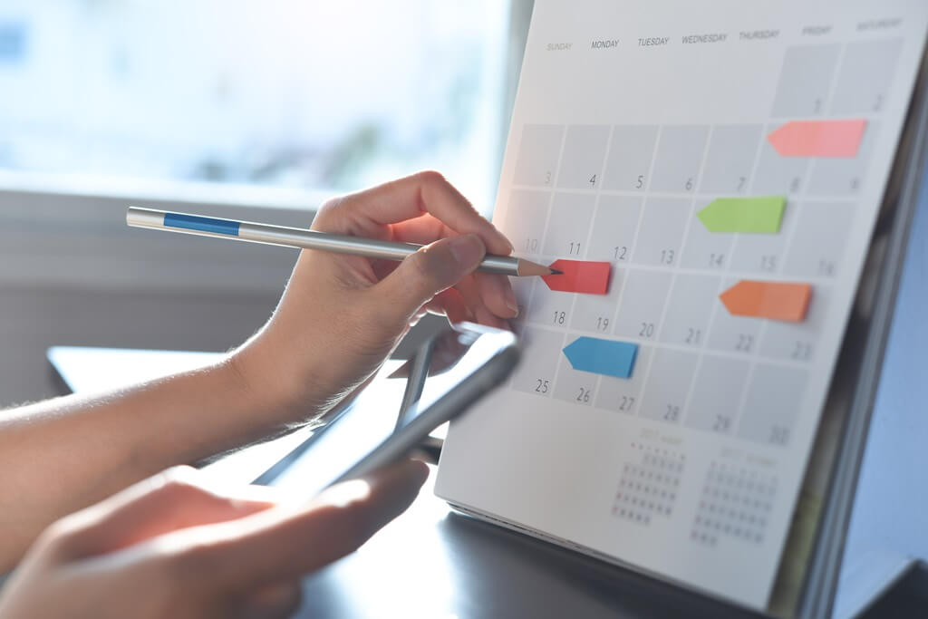 moça fazendo anotações em calendário