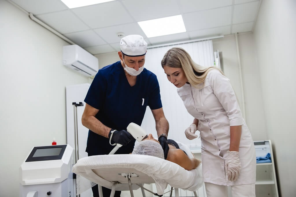 moça em consultório acompanhando médico em procedimento