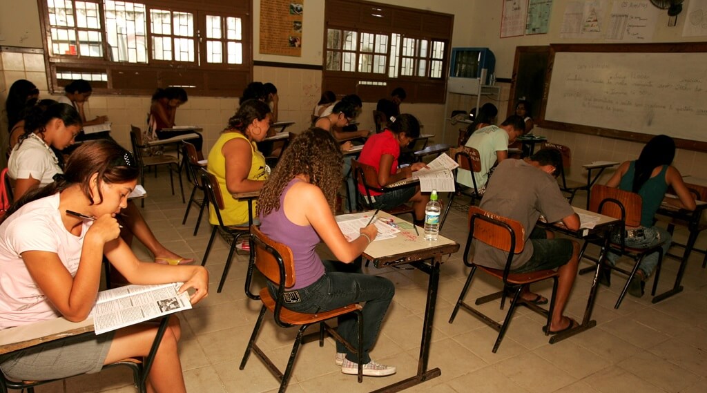 alunos em prova do enem