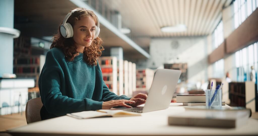 moça digitando em computador
