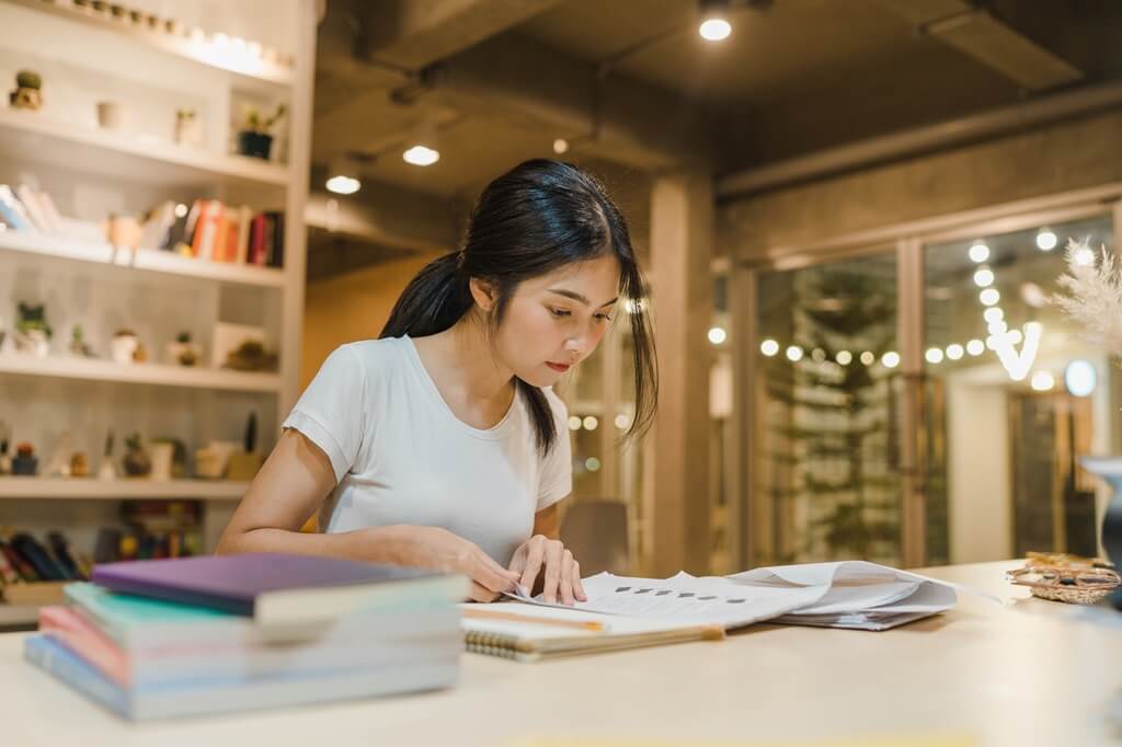 moça estudando