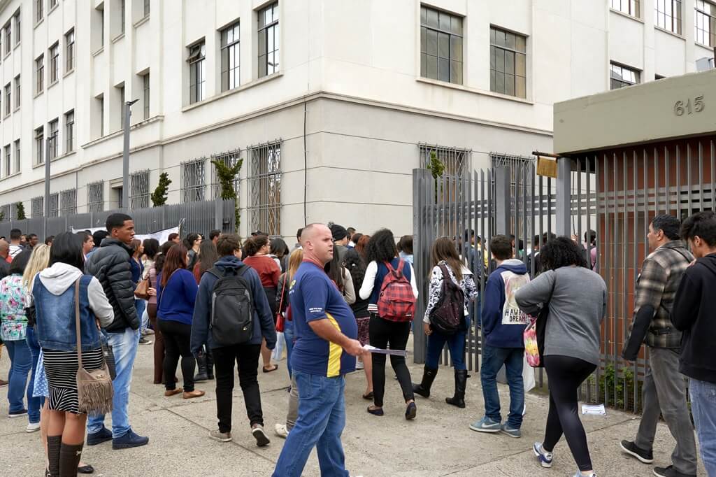 alunos entrando para a prova do enem