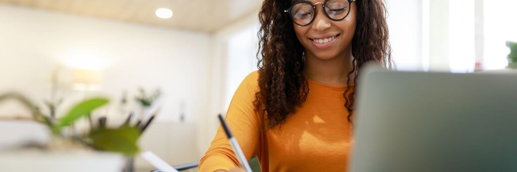 moça estudando com computador