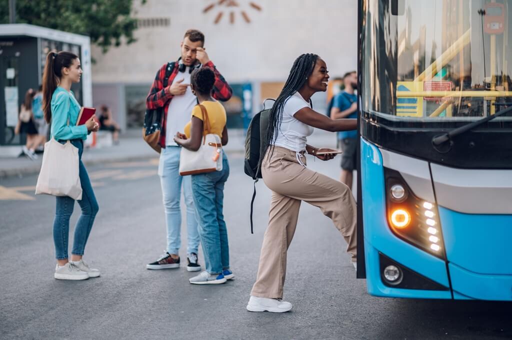estudante subindo em ônibus