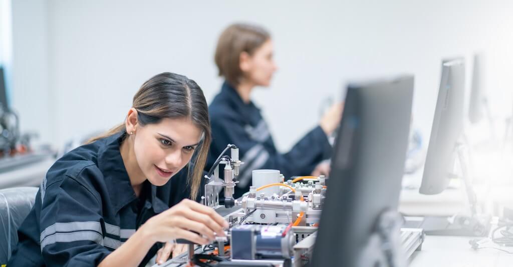 moças fazendo projetos de circuitos