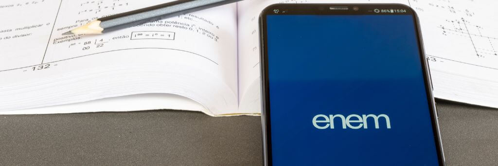 prova do Enem com celular com app do Enem em cima