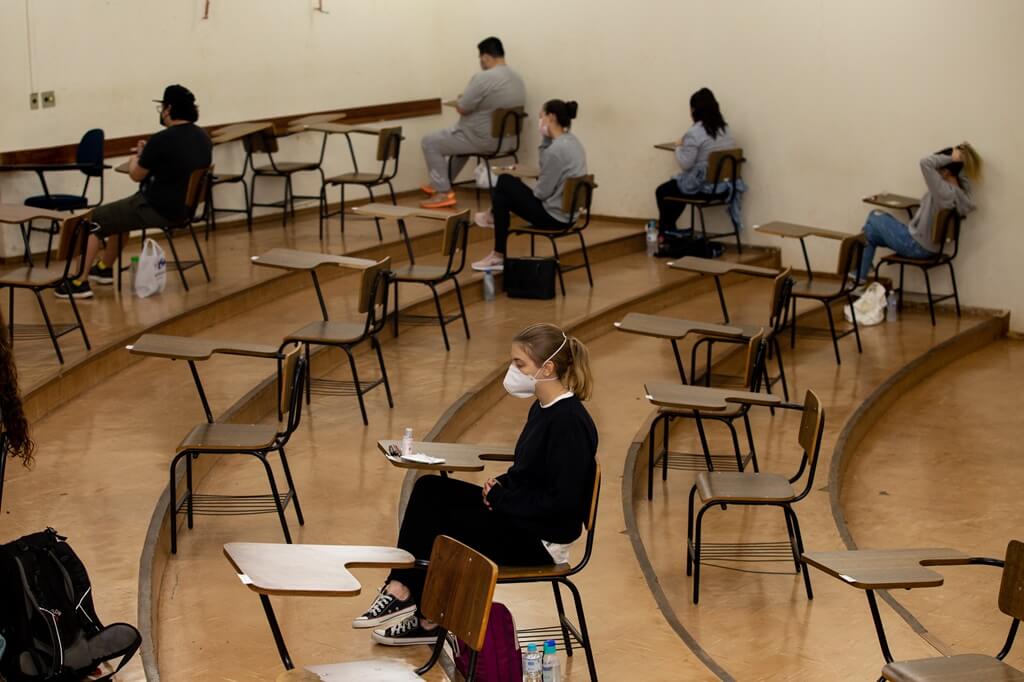jovens fazendo vestibular