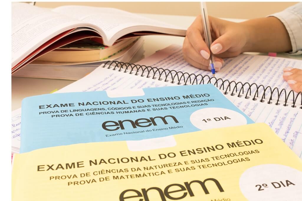 pessoa fazendo prova do Enem antiga