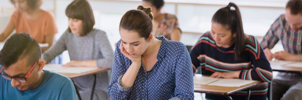 alunos fazendo vestibular