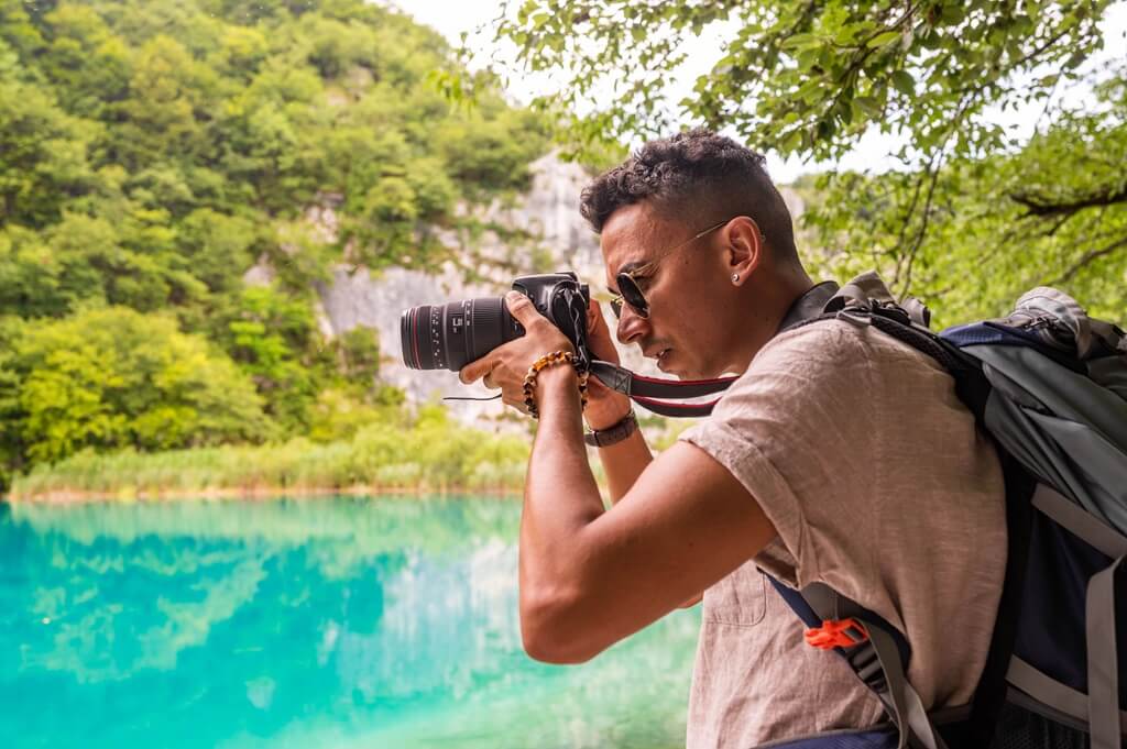 turista tirando foto de lago
