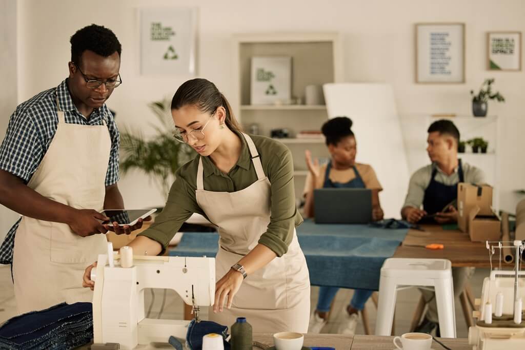 alunos em curso de costura