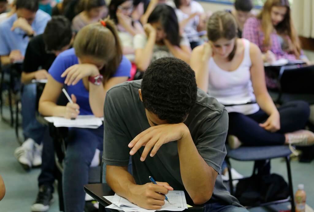estudantes fazendo prova