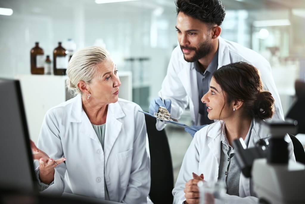 alunos e professora em laboratório