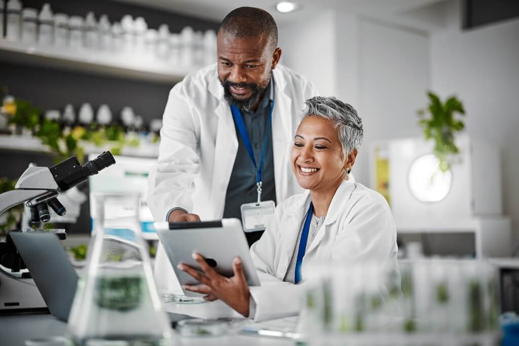 cientistas em laboratório agronômico