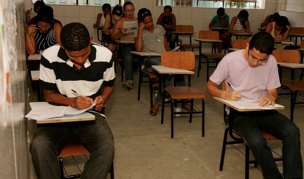 alunos em prova do enem