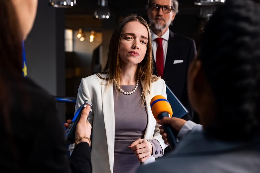 política dando entrevista