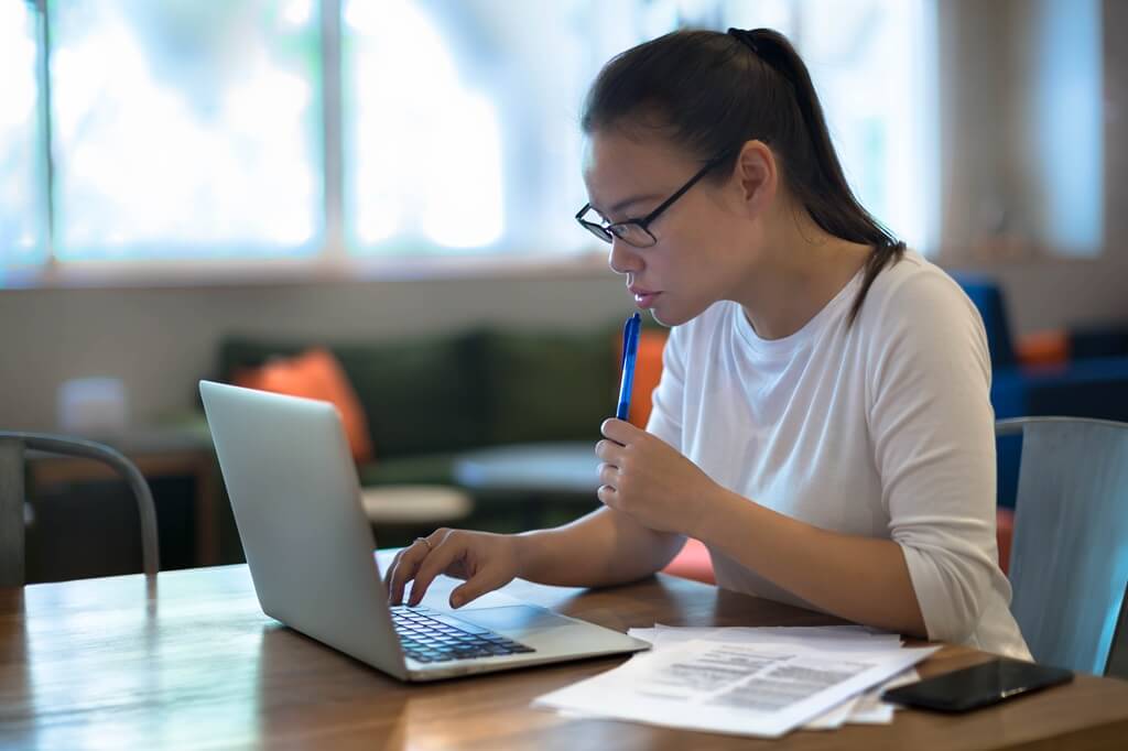 moça estudando