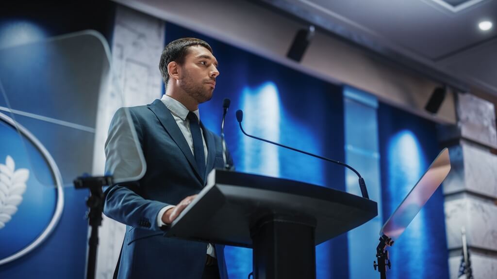 homem fazendo discurso