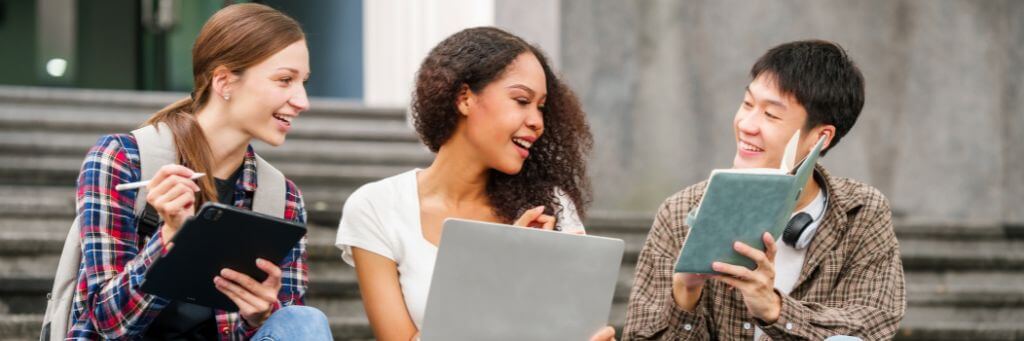 estudantes sentados em escada