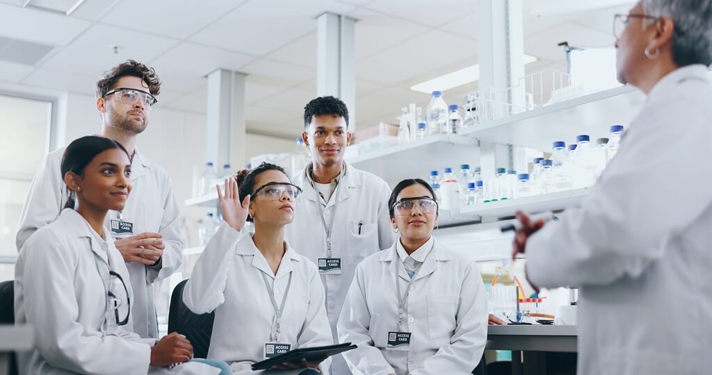 professora dando aula em laboratório