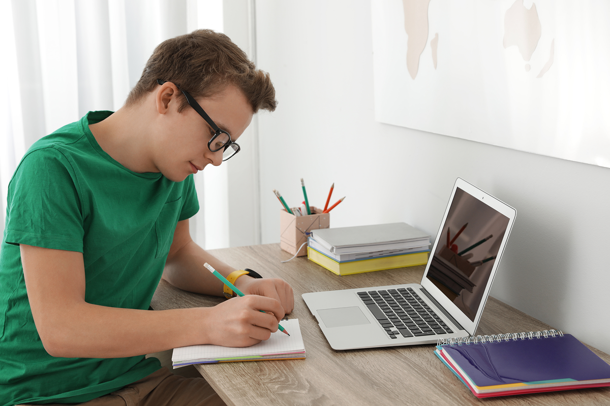 Jovem estudando para o vestibular.