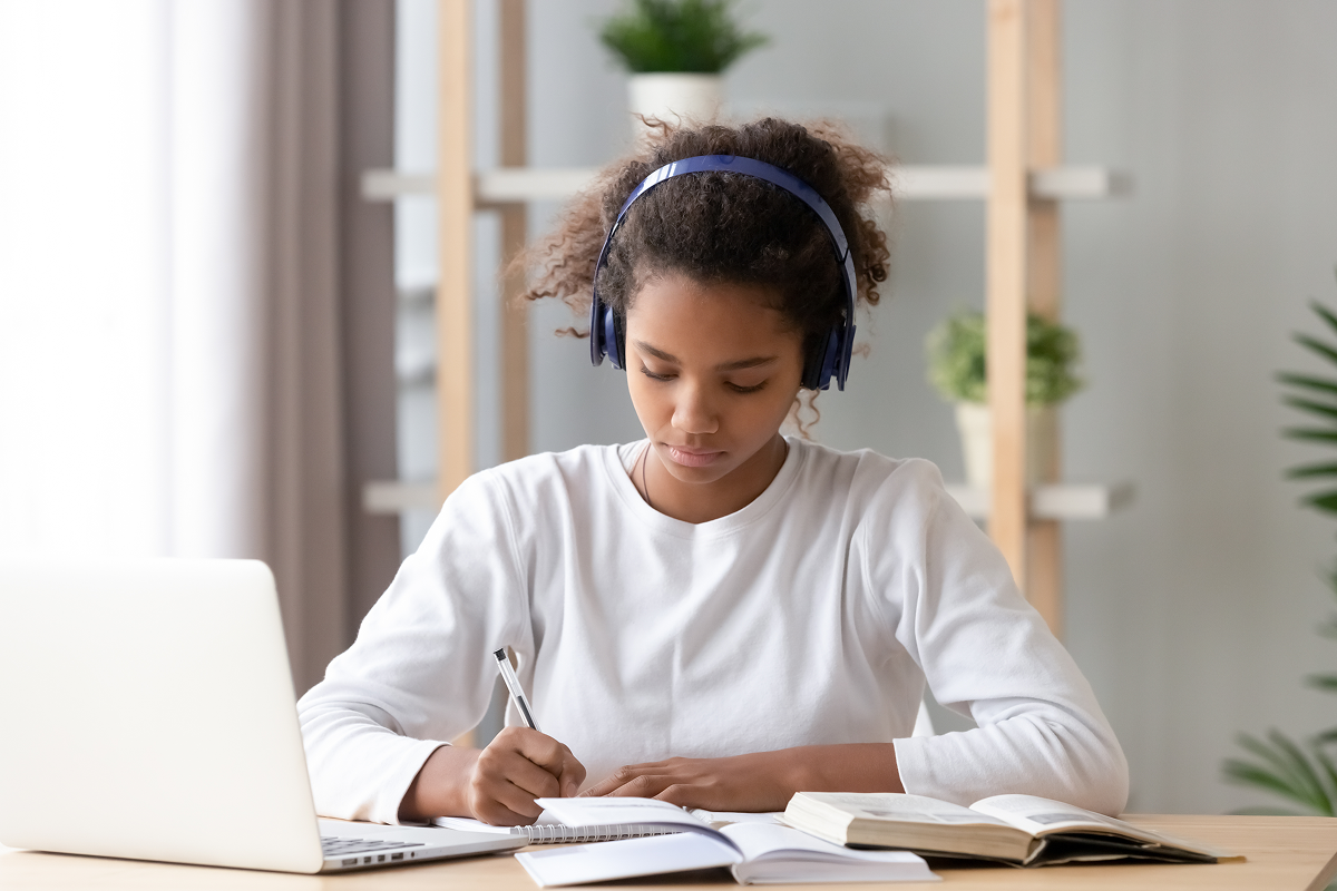 Jovem estudando para o vestibular
