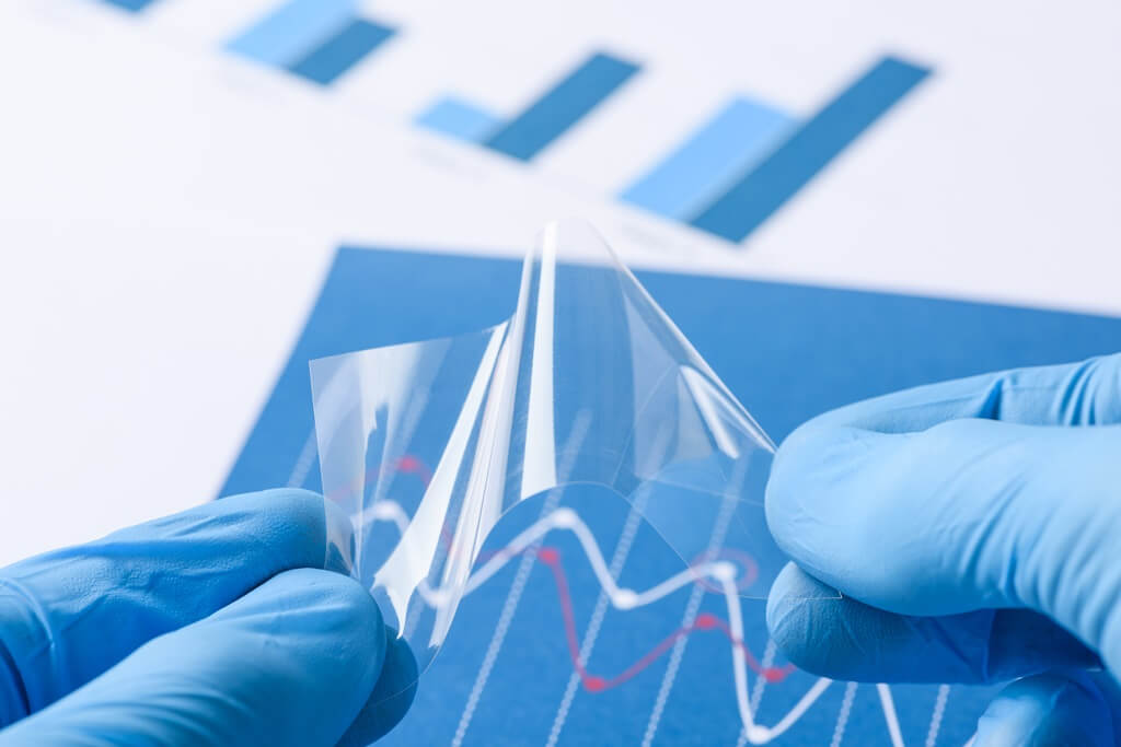 cientista analisando amostra plástica