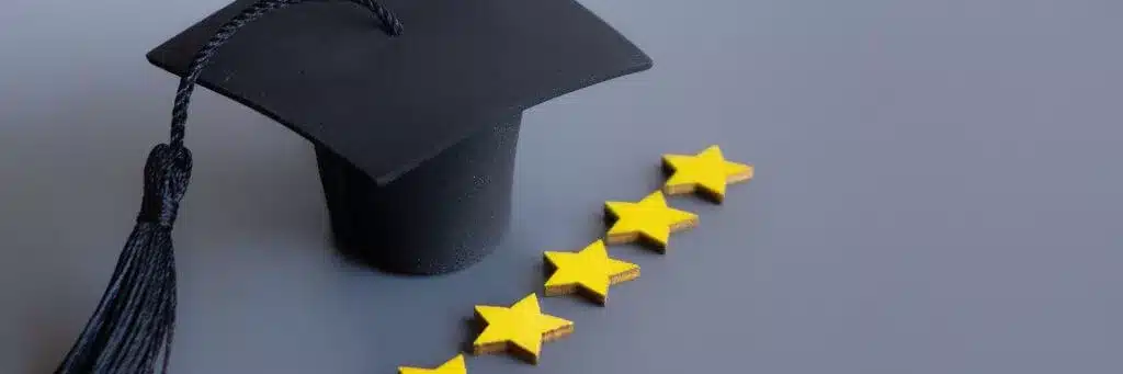 mini capelo ao lado de estrelas amarelas