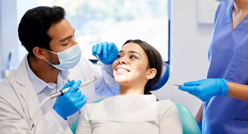 dentista cuidando de paciente
