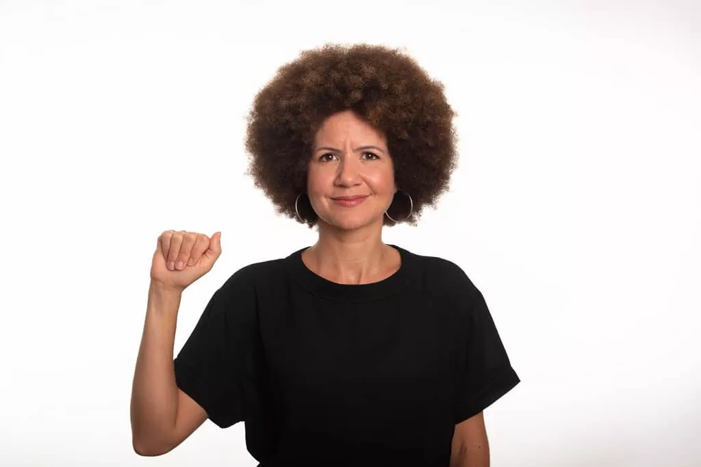 mulher fazendo sinais de libras