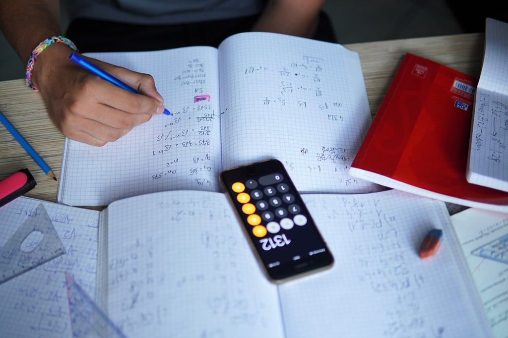 estudante fazendo contas de matemática
