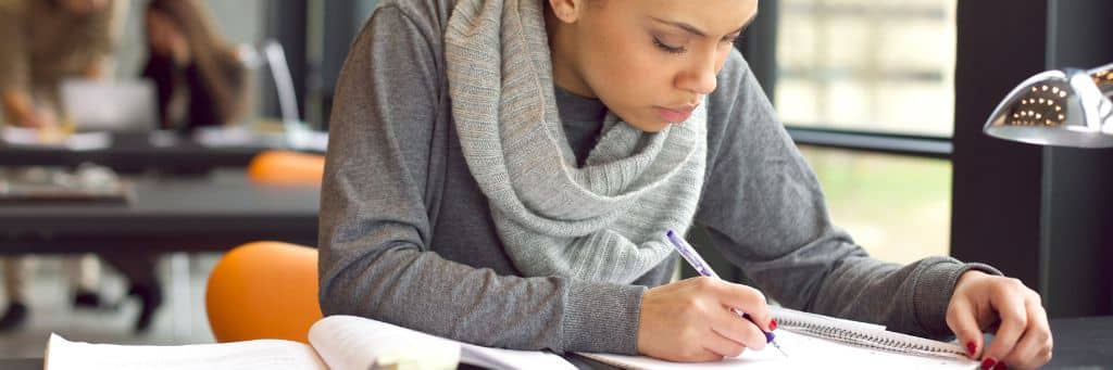 moça estudando