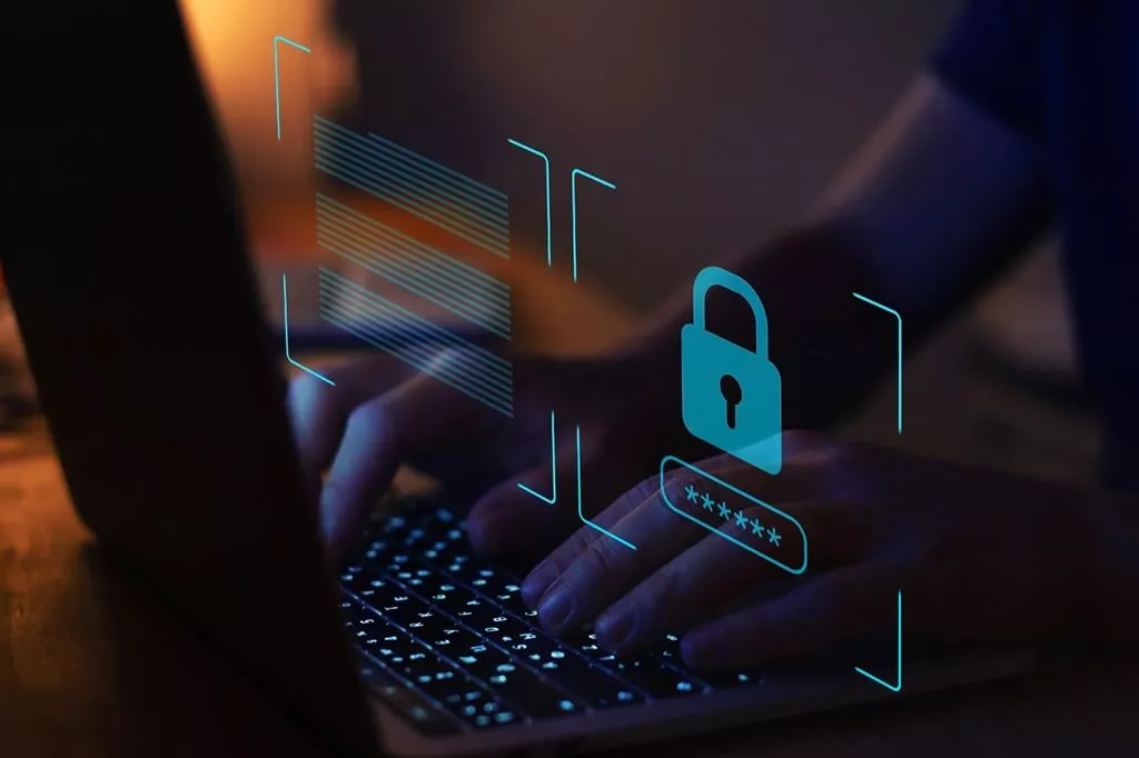 pessoa digitado em computador com símbolo de senha e cadeado na imagem