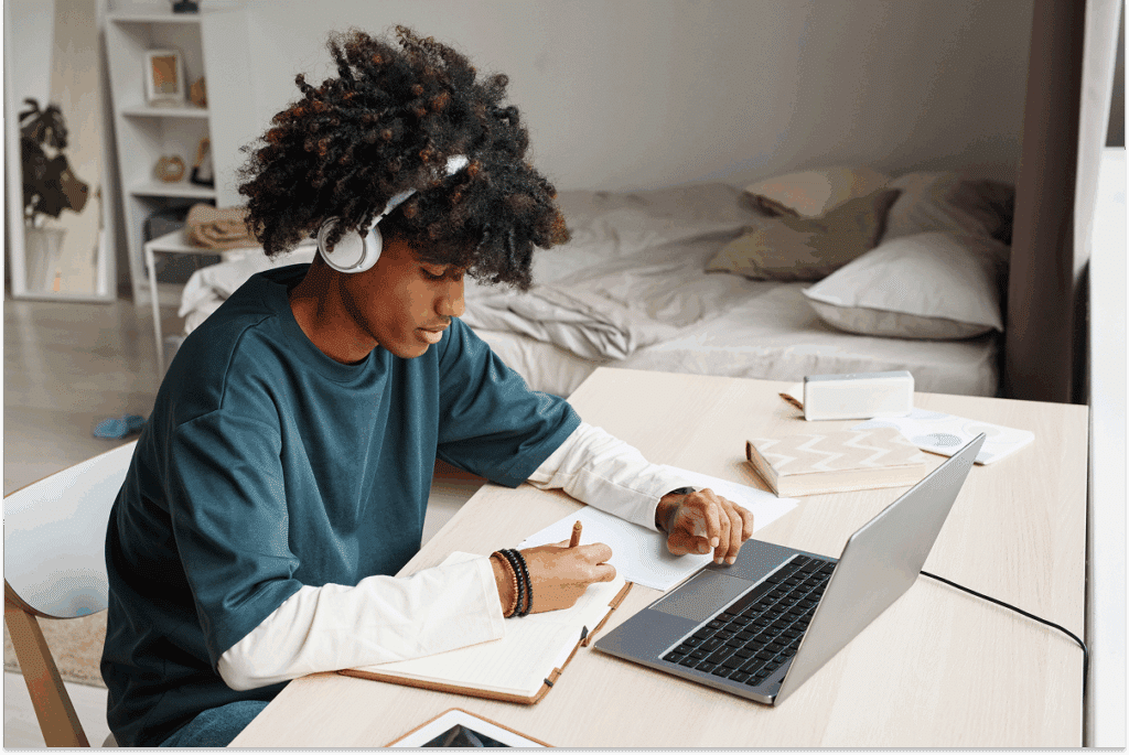 Jovem estudando o que mais cai em ciencias humanas no enem