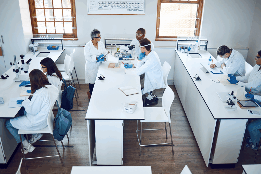 Jovens e professora em laboratório de ciências. Francis Bacon.