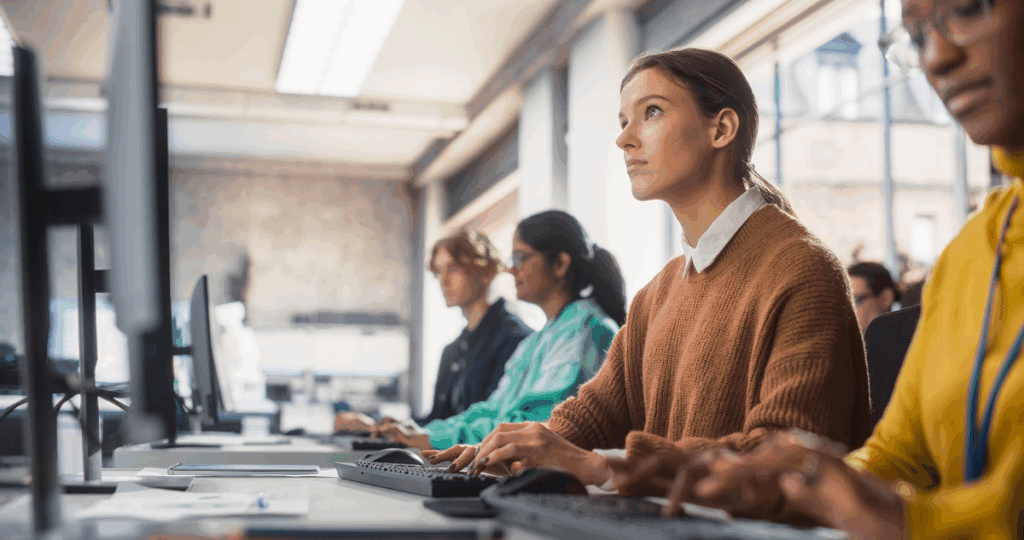 Estudantes em laboratório de computação. UFF.