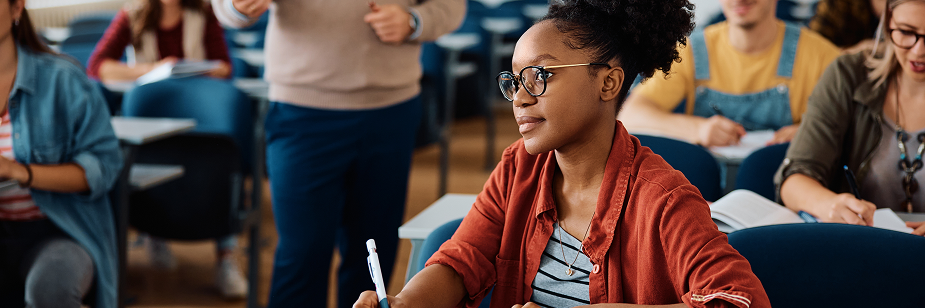 Alunos em sala de aula da universidade. UFF.